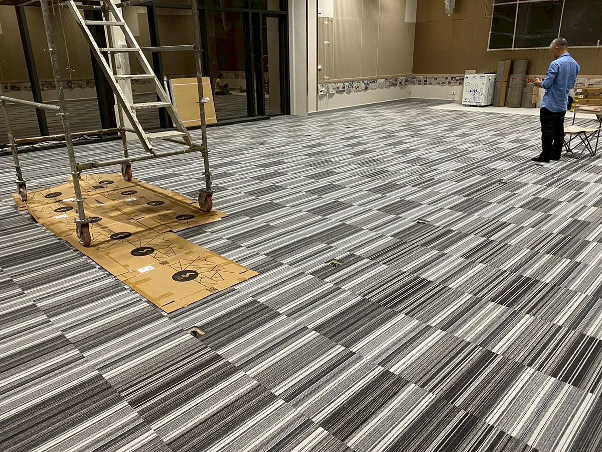การติดตั้งพรมแผ่น (Carpet Tile) วิธีปูที่ถูกต้อง สวย ทน ใช้งานได้นาน