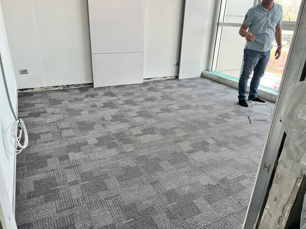 การติดตั้งพรมแผ่น (Carpet Tile) วิธีปูที่ถูกต้อง สวย ทน ใช้งานได้นาน