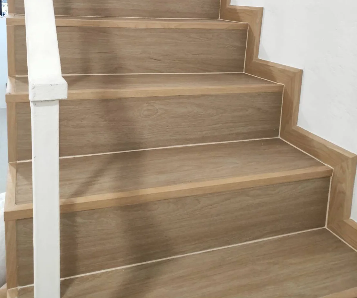 กระเบื้องบันได SPC – เติมเต็มดีไซน์บ้านให้สมบูรณ์แบบ สวยกลมกลืนในทุกมุม