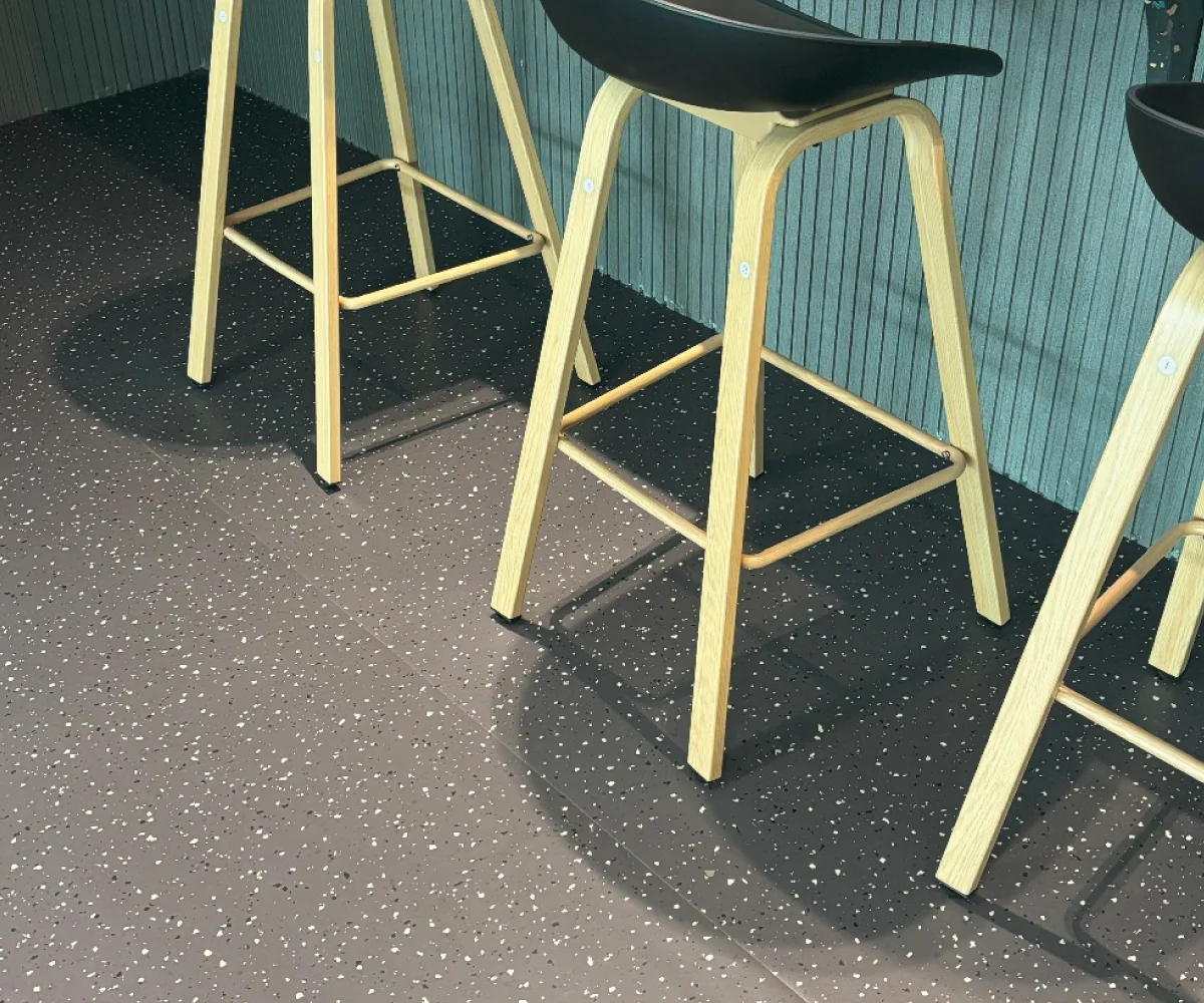 พื้นกระเบื้องยางม้วนลายหินขัด Terrazzo – ความคลาสสิคที่ทันสมัยสำหรับบ้านและอาคาร