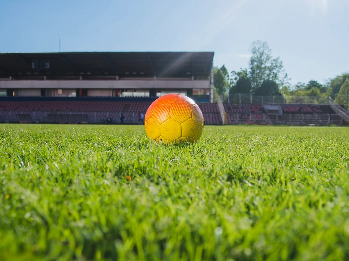 สนามฟุตบอลหญ้าเทียมดีกว่าหญ้าจริงหรือไม่? คำถามที่ไม่ได้มีคำตอบเดียว