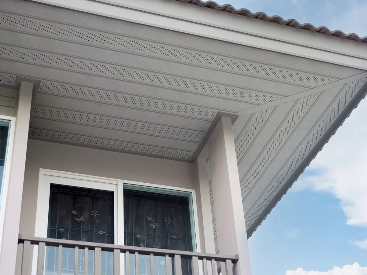 ฝ้าชายคาไวนิล PVC Soffit – รายละเอียดเล็ก ๆ ที่ทำให้บ้านดูสมบูรณ์แบบขึ้นทั้งหลัง