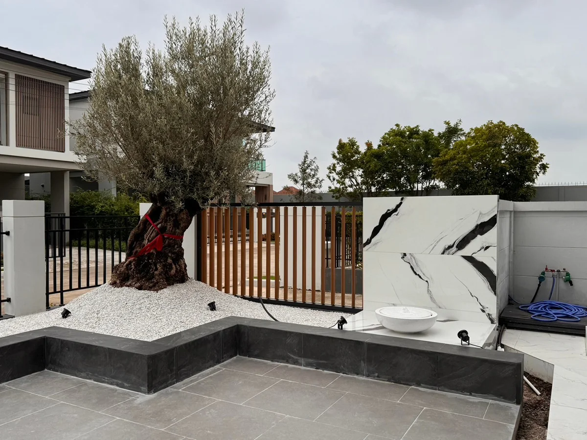 ไม้เทียมบานเกล็ด Oval Louver – เส้นสายที่ไม่ได้มีไว้แค่สวย แต่ควบคุมแสง ลม และภาพลักษณ์อาคาร